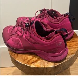 USED ARCTERYX HIKING SHOE SIZE:8